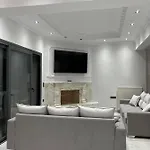 شقة Kontis' Deluxe Furnished
