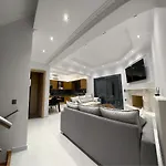 Kontis' Deluxe Furnished 公寓 路特奇