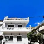 Kontis' Deluxe Furnished 公寓