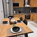 公寓 Kontis' Deluxe Furnished 路特奇