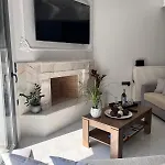 Kontis' Deluxe Furnished شقة لوتراكي