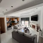Kontis' Deluxe Furnished 公寓 路特奇
