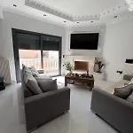 Kontis' Deluxe Furnished شقة