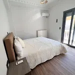 Kontis' Deluxe Furnished Appartamento Loutráki