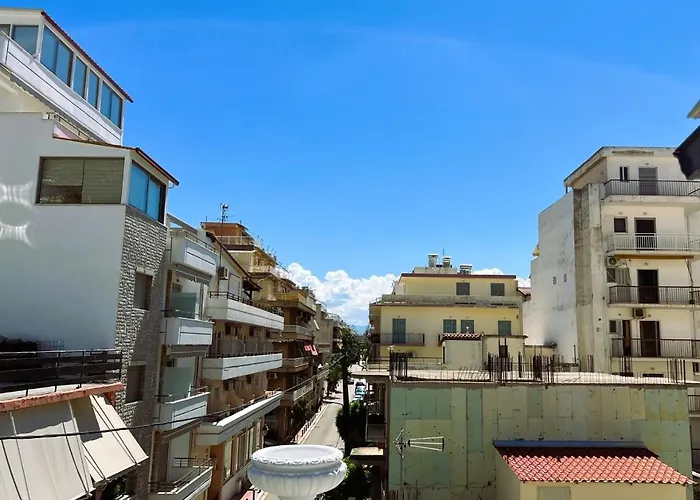 Kontis' Deluxe Furnished Лоутраки