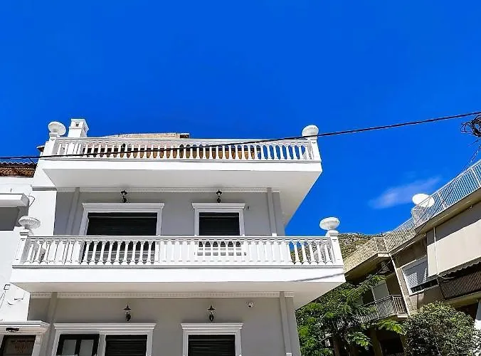 Kontis' Deluxe Furnished Διαμέρισμα