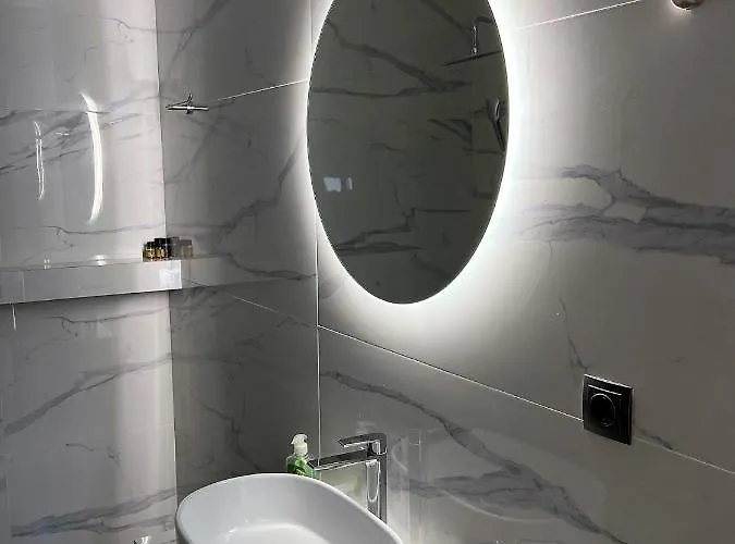 Kontis' Deluxe Furnished * Лоутраки