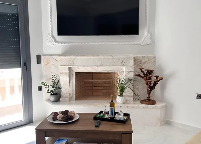 Kontis' Deluxe Furnished Λουτράκι