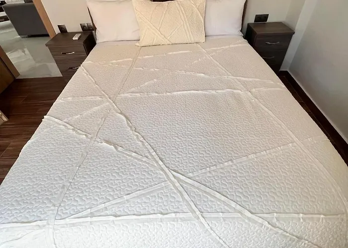 Kontis' Deluxe Furnished Λουτράκι